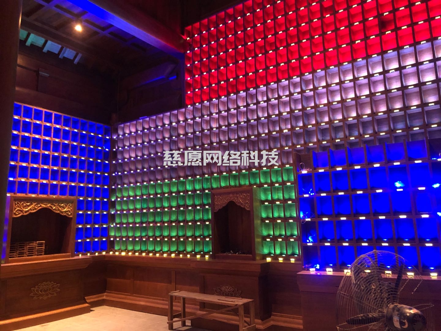 慈愿智能萬佛墻和光明燈為什么要設計成32種可變顏色燈板，3種顏色的公示姓名牌？